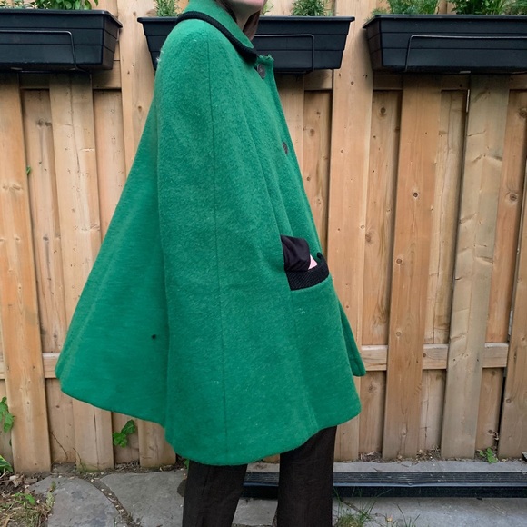 Vintage Green Cape 🪁 - Picture 2 of 7